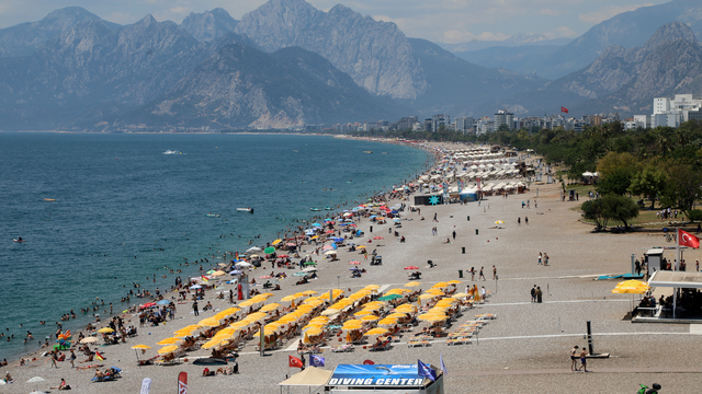 Antalya'da sıcak hava bunalttı, sahiller doldu taştı