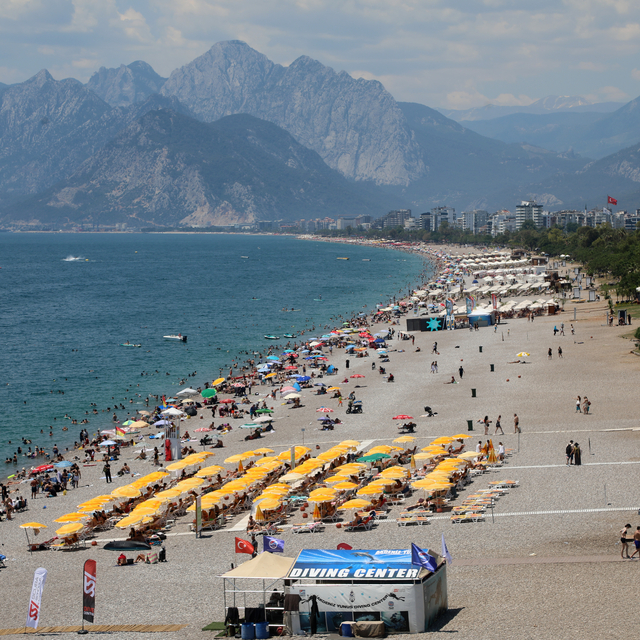Antalya'da sıcak hava bunalttı, sahiller doldu taştı