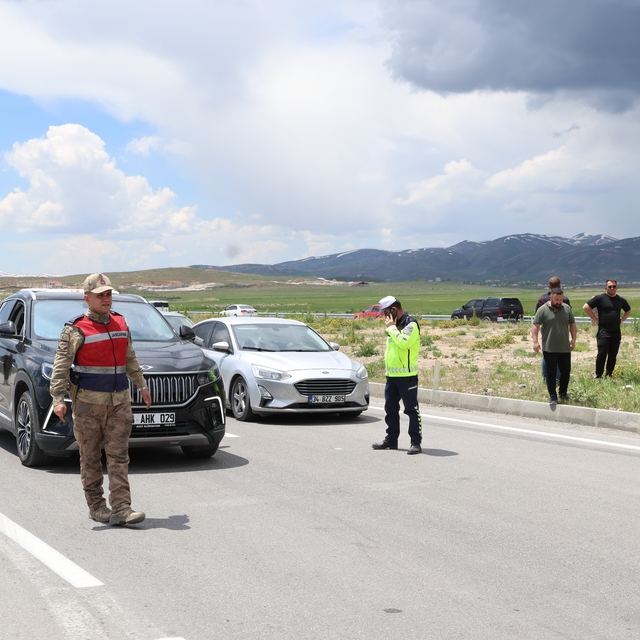 GÜNCELLEME - Van'da çarpışan pikap ile hafif ticari araçtaki 4 kişi öldü, 4...