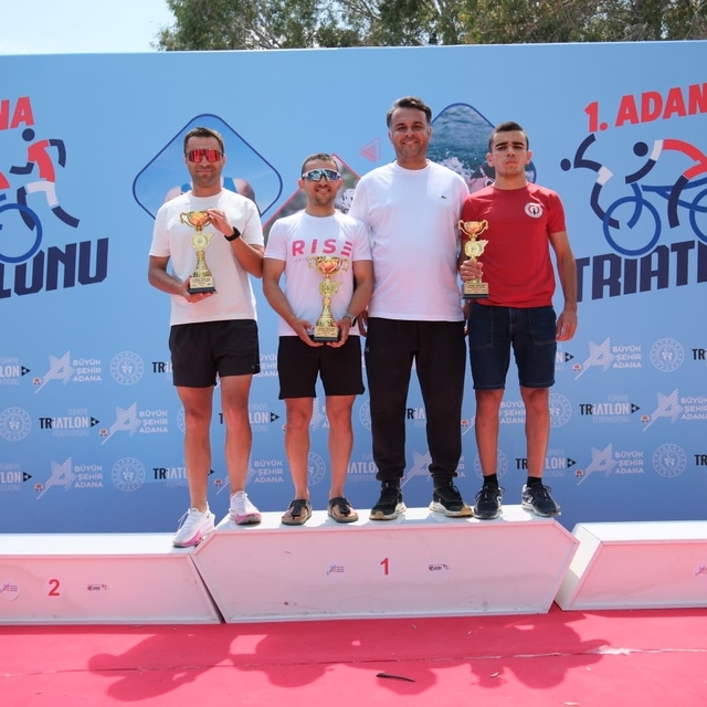Adana'da ilk kez düzenlenen 'Aquatlon ve Triatlon' yarışmasında sporcular m...
