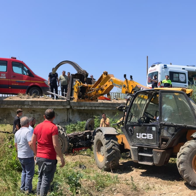 Köprüden düşen traktörün altında kalan sürücü iş makinesiyle kurtarıldı