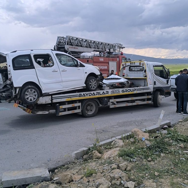 Van'daki feci kaza: Aynı aileden 4 can kaybı