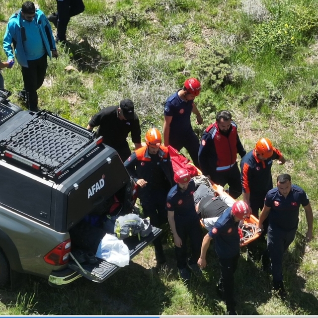 Kayseri'de kayalıklardan düşerek yaralanan kişi kurtarıldı
