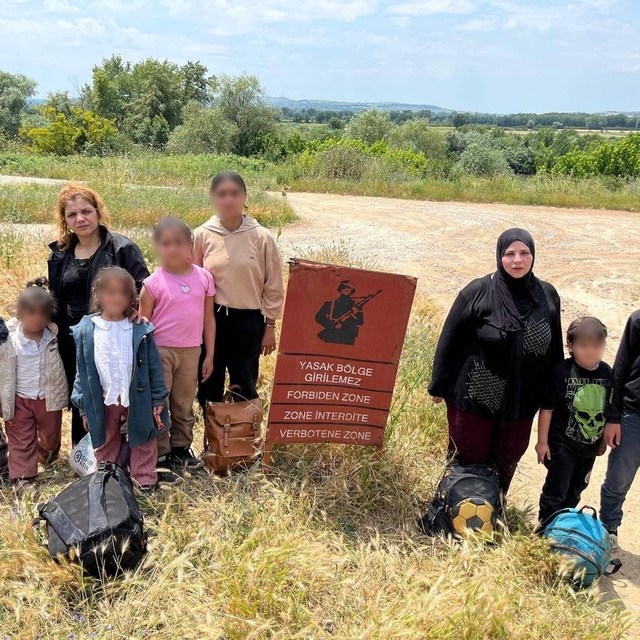 Yurt dışına kaçmak isteyen 32 düzensiz göçmen sınır hattında yakalandı
Uzun...