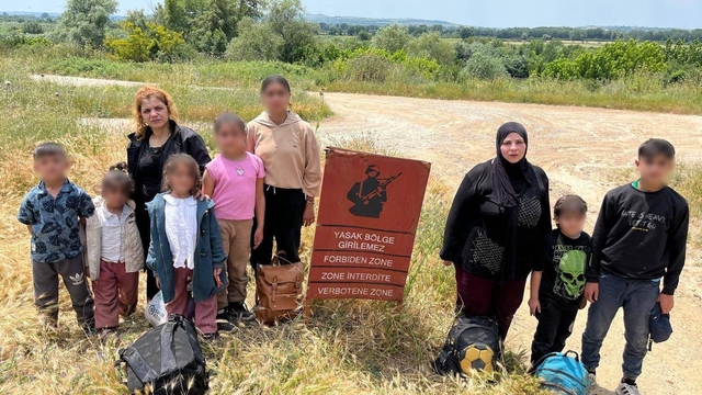 Yurt dışına kaçmak isteyen 32 düzensiz göçmen sınır hattında yakalandı
Uzunköprü kırsalında düzensiz göç ve göçmen kaçakçılığına yönelik operasyonlar sürüyor