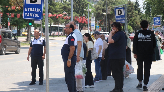 Sakarya'da toplu taşıma krizi
Dolmuş seferleri azaltıldı, vatandaşlar duraklarda kaldı
"Eğer gerçekten biz istenmiyorsak buradan söylüyorum, dolmuşu-minibüsü, çalışmamızı istemiyorsalar bizi kapatsınlar, çalışmayalım"