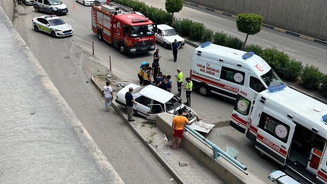 Hurdaya dönen Tofaş'taki 3 kişi yaralandı