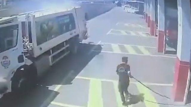 Yangın çıkan çöp kamyonunu itfaiye istasyonuna götürdü; o anlar kamerada