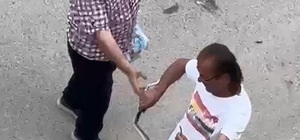 Paniğe sebep olan yılanı eliyle yakaladı