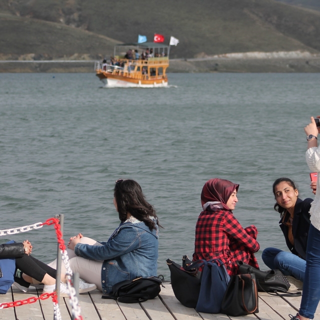 1700 rakımdaki doğa harikası göl turistlerin ilgi odağı