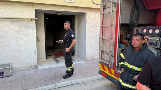 Apartman girişinde çıkan yangında 2 kişi dumandan etkilendi