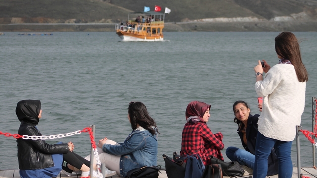 1700 rakımdaki doğa harikası göl turistlerin ilgi odağı