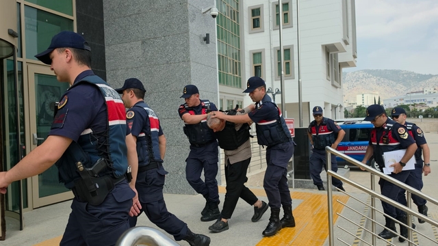 'Kız kaçırma' husumetinde baba ve oğlunu öldüren şüpheli adliyede (2)
