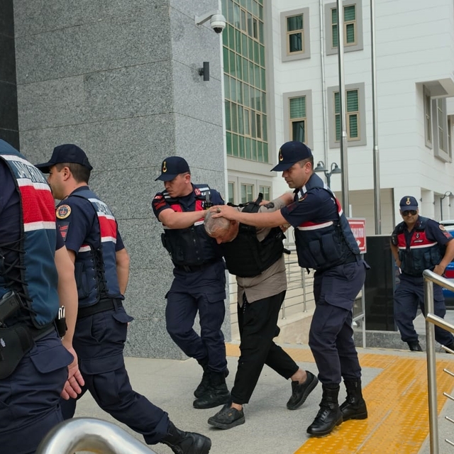 'Kız kaçırma' husumetinde baba ve oğlunu öldüren şüpheli adliyede (2)