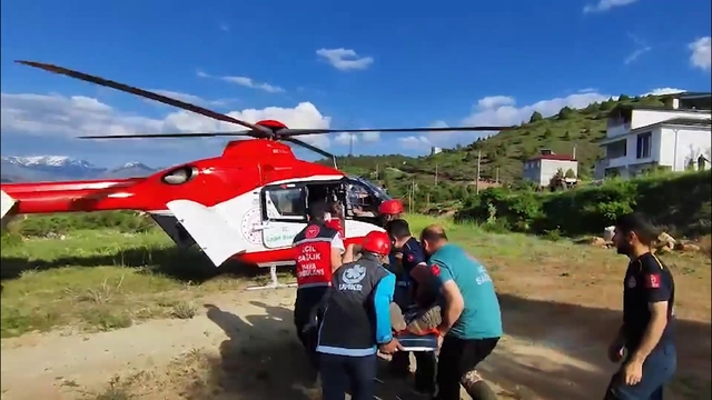 Refahiye'de rahatsızlanan kalp hastası, ambulans helikopterle hastaneye ulaştırıldı