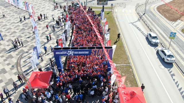 7 ülkeden sporcular Arslantepe'de yarıştı
Malatya'da uluslararası maraton coşkusu