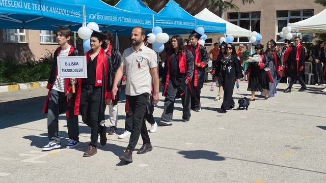 Atatürk Meslek Lisesi öğrencileri mezuniyet sevinci yaşadı
Okul Müdürü İlker Şenoturan:
"Üreten gençlik, güçlü Türkiye'dir, Rabbim yolunuzu açık eylesin"