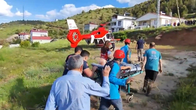 Refahiye'de göğüs ağrısı geçiren hasta hava ambulansıyla hastaneye ulaştırıldı