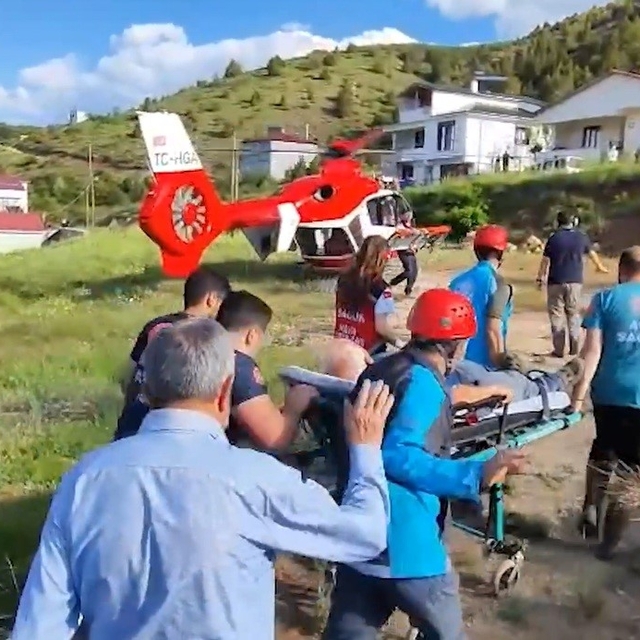 Refahiye'de göğüs ağrısı geçiren hasta hava ambulansıyla hastaneye ulaştırı...