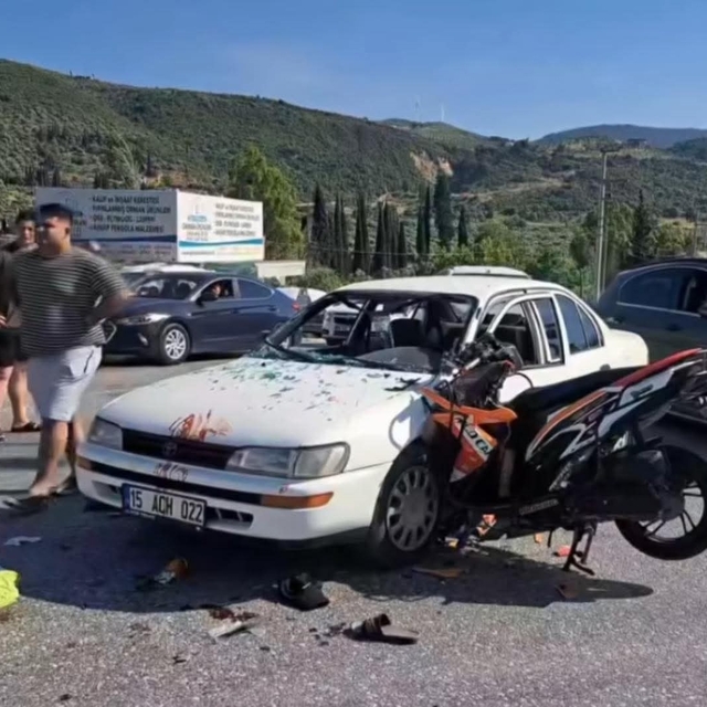 Motosiklet otomobile ok gibi saplandı