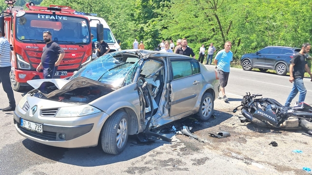 Motosiklet, akaryakıt istasyonuna dönen otomobile çarptı: 1 ölü, 1 yaralı
