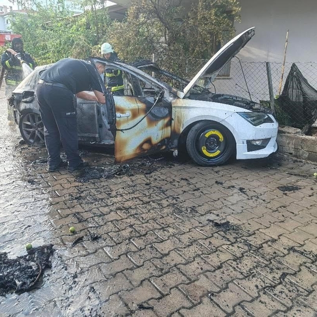 Seyir halindeyken alev topuna döndü, sürücü son anda kendini dışarı atarak...