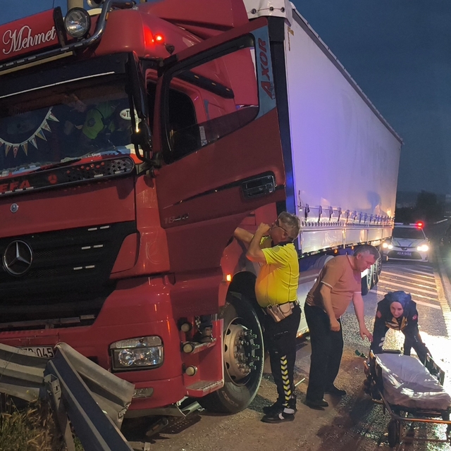 Kütahya'da sürücüsü fenalık geçiren tır, yön levhasının direğine çarptı