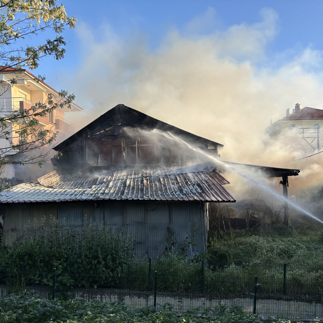 Samsun'da çıkan yangında evde hasar oluştu, 2 traktör kullanılamaz hale gel...