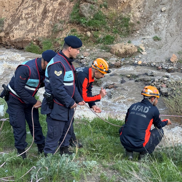 Erzurum'da mantar toplarken mahsur kalan çift, ekiplerince kurtarıldı