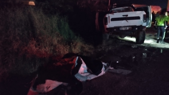 Kamyonet ile TIR çarpıştı: 3 yaralı