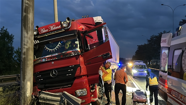 Şoförü rahatsızlanan TIR, refüjdeki bariyerlere çarptı