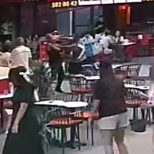 Polisten kaçan şüpheliyi tek yumrukla yere serdi