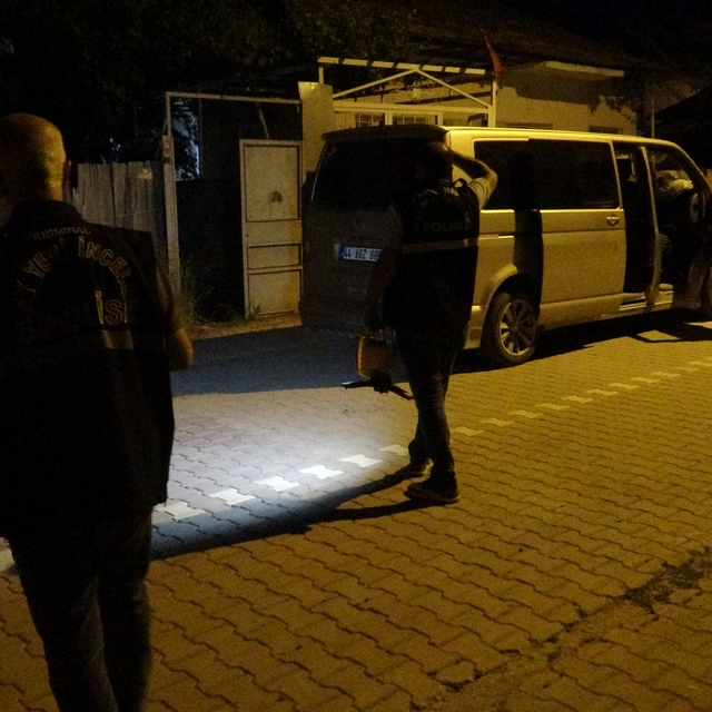 İki oğluyla gittiği ev baskınında bıçaklandı