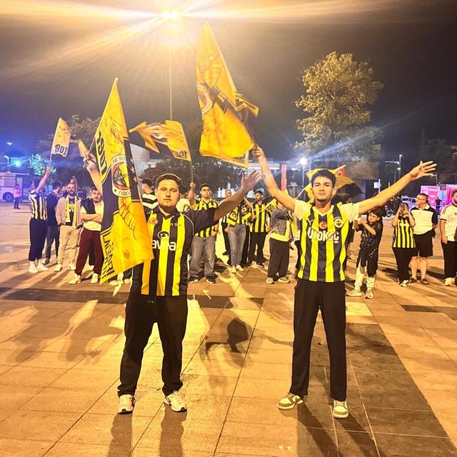 Düzce'de taraftarlar Aziz Yıldırım'ın Fenerbahçe Kulübü Başkanlığına seçilm...