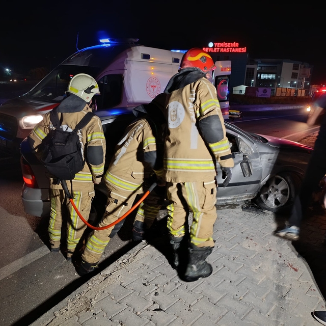 Bursa'da kaldırıma çarpan otomobildeki 1 kişi öldü, 1 kişi yaralandı