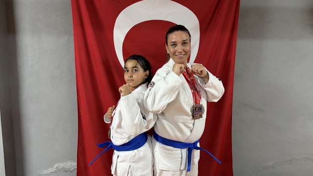 Anne ve kızı  minderde birlikte şampiyonluklara koşuyor