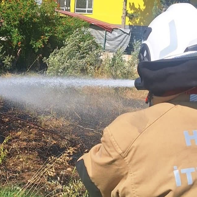Hatay'da bahçe yangını itfaiye ekipleri tarafından söndürüldü