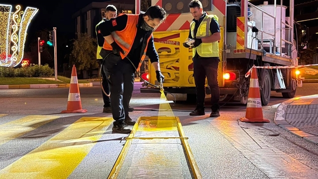 Erzincan'da yol çizgileri yenileniyor