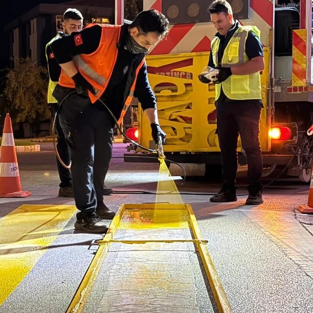 Erzincan'da yol çizgileri yenileniyor