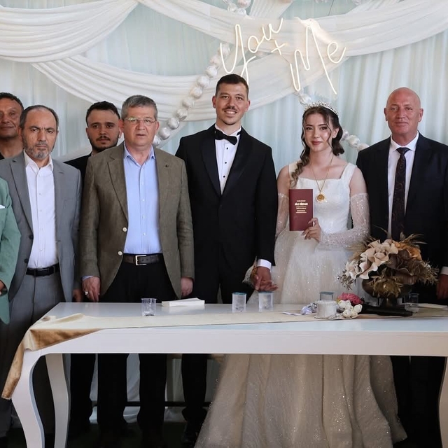 Başkan Kumral kızını yuvadan uçurdu
Kızının nikahını kıyan Başkan Kumral du...