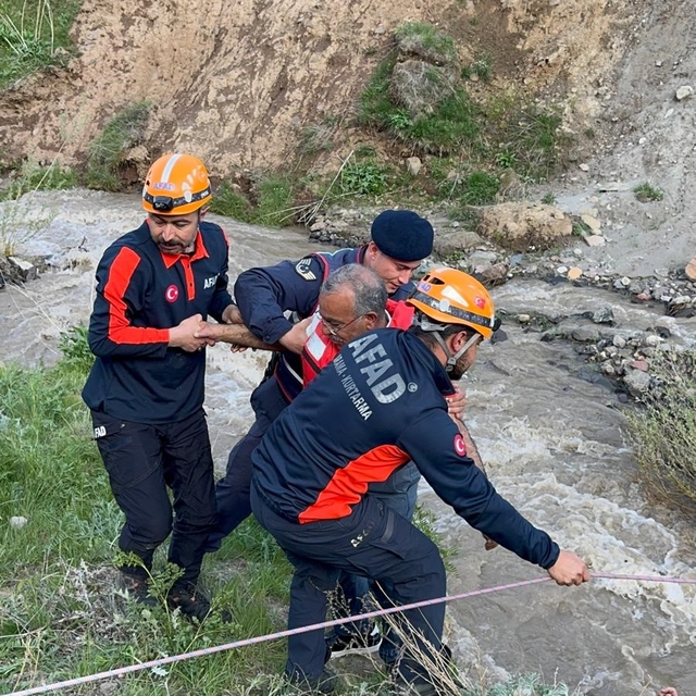 Erzurum'da mantar toplarken mahsur kalan çift kurtarıldı