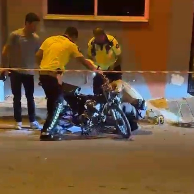 Otomobille çarpışan motosiklet sürücüsü hayatını kaybetti