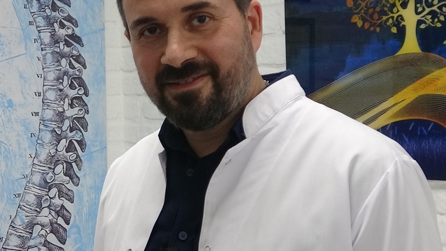 "Modern yaşam tarzı, omurga sağlığını etkileyebiliyor"
Beyin, Omurga ve Sinir Cerrahisi Uzmanı Op. Dr. Ömer Neşet Kişi:
"Uzun süre sabit oturmak veya ayakta kalmak, obezite, postür bozuklukları, stres ve hatalı ağır kaldırma gibi etkenler fıtık oluşumunda rol oynayabiliyor"