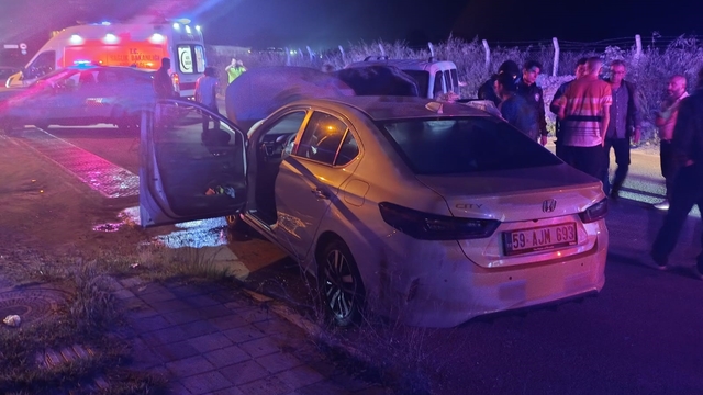 Tekirdağ'da otomobil ile kamyonet çarpıştı: 4 yaralı