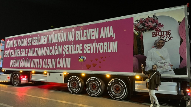 (Özel) Eşinin doğum günü için 25 metrelik tırı kapladı
Böyle doğum günü sürprizi görülmedi: Aşkını tırın dorsesine yazarak gösterdi