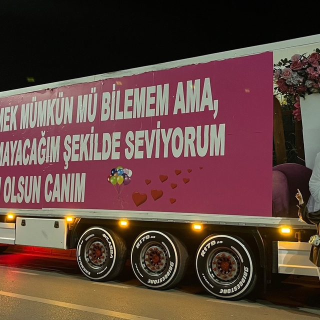 (Özel) Eşinin doğum günü için 25 metrelik tırı kapladı
Böyle doğum günü sür...