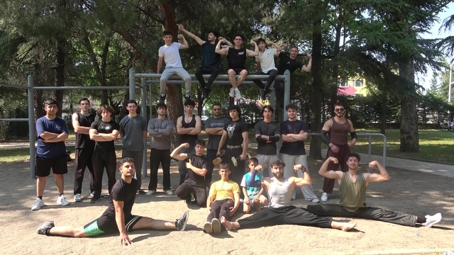 Bursa'da gençler sokak sporlarında buluşuyor: Hedef kötü alışkanlıklardan uzak nesiller
Calisthenics tutkunları; "Gençleri spora kazandırmak istiyoruz"