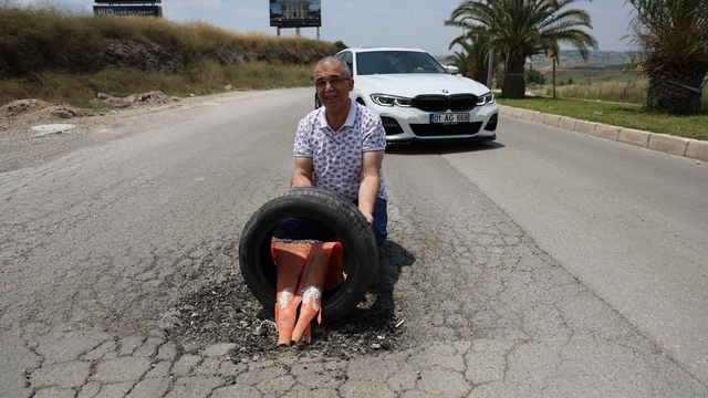 Depremzedelerden belediyeye yol tepkisi: Çukurlara lastik ve duba koydular
Adana'da yoldaki çukurlar sürücüleri bezdirdi
Depremzede Tacettin Dingiz:
"Devlet konut yaptı, belediye yol yapamadı"