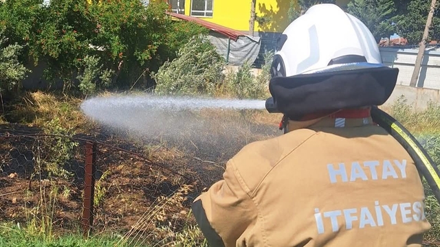 Hatay'da bahçe yangını itfaiye ekipleri tarafından söndürüldü