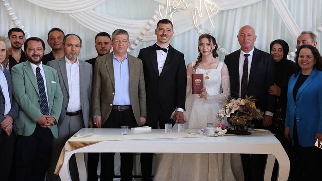 Başkan Kumral kızını yuvadan uçurdu
Kızının nikahını kıyan Başkan Kumral duygusal anlar yaşadı